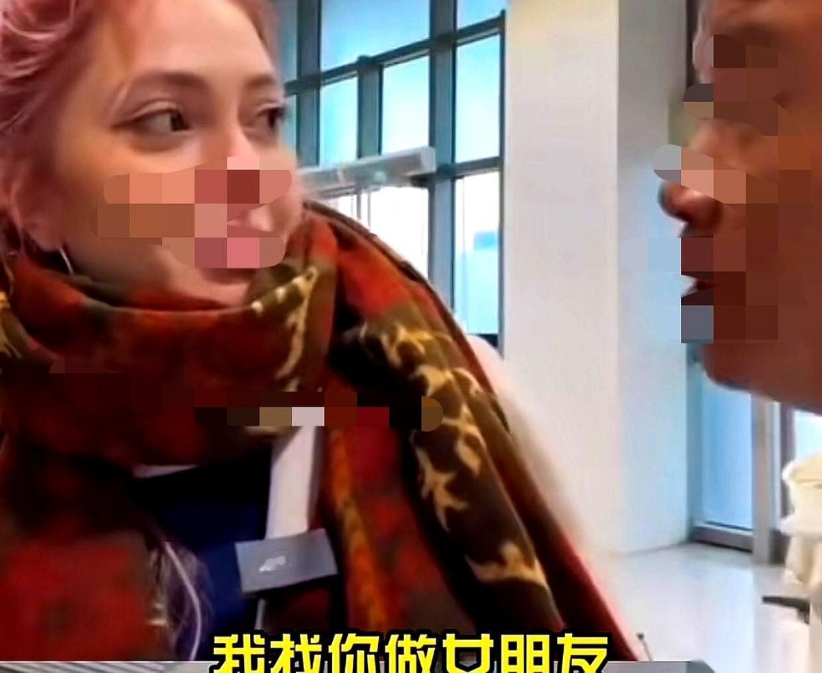 机场候机厅那个视频，看得人真窝火。
一个外国姑娘，正举着手机安安静静拍点东西，镜