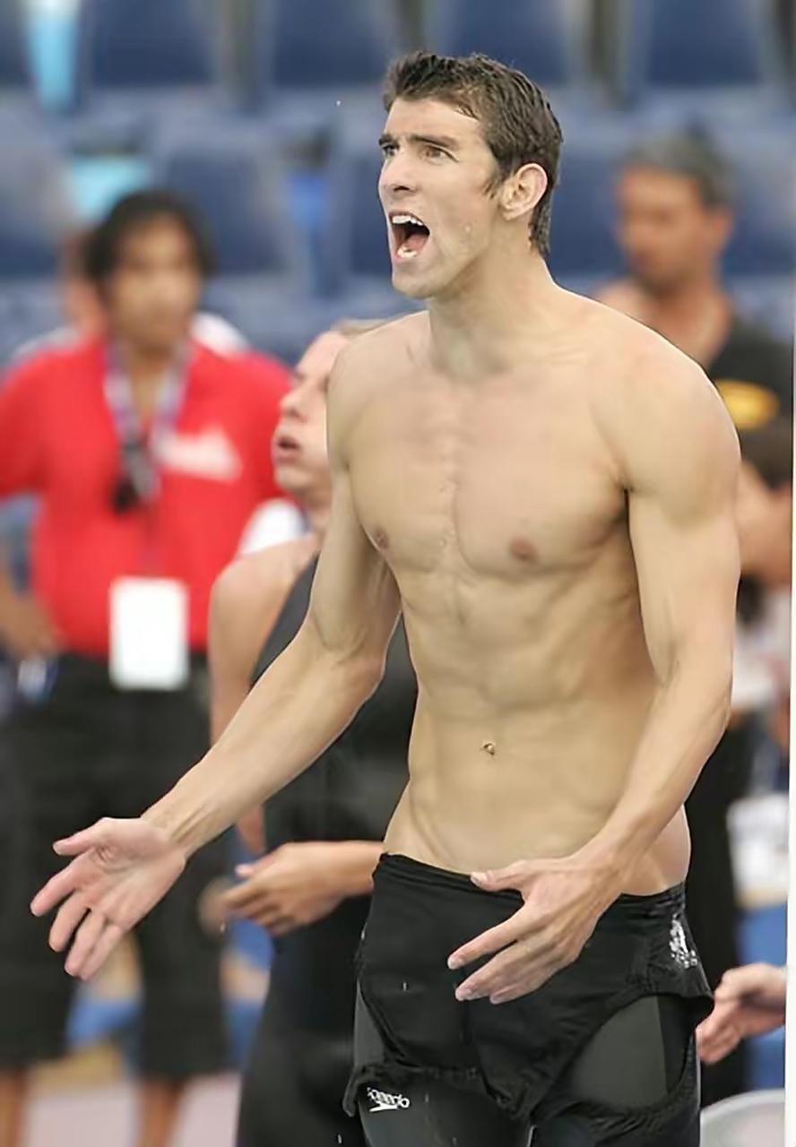 真是让人大跌眼镜。说是正在进行冬奥会，西方运动员为了获得大号运动服，以便提升滑翔