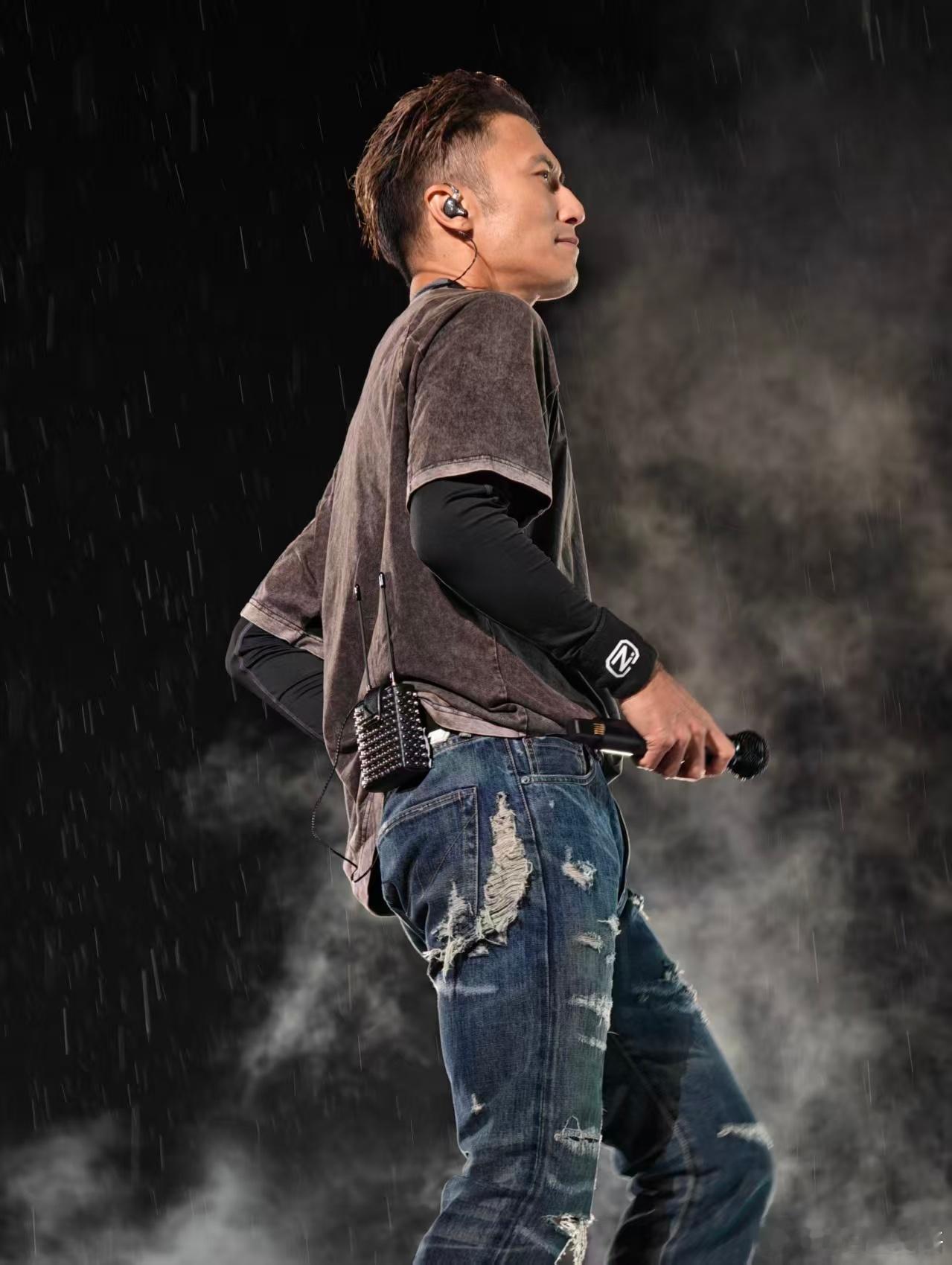 章子怡来看谢霆锋演唱会 也没人说一张演唱会门票能看到两个本命啊！章子怡现身谢霆锋