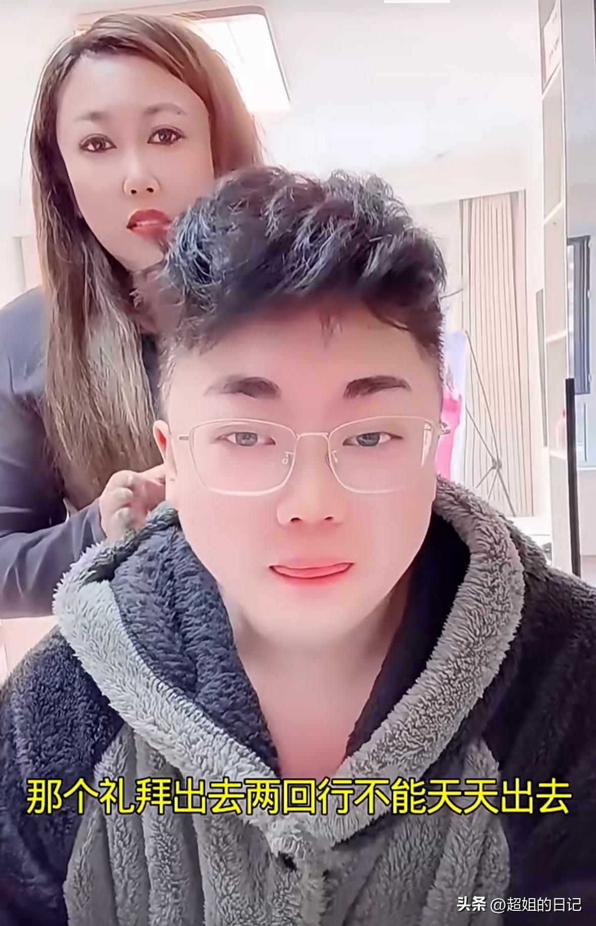 二人转演员蒋晓冬儿子跳楼身亡，之前跟她妈妈直播视频曝光。
通过视频能看到，蒋晓冬