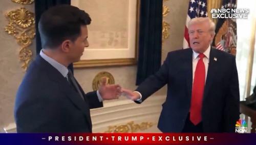 特朗普最近透露了一件武器的事。

在2月5号接受美国媒体采访时，他承认年初美军突