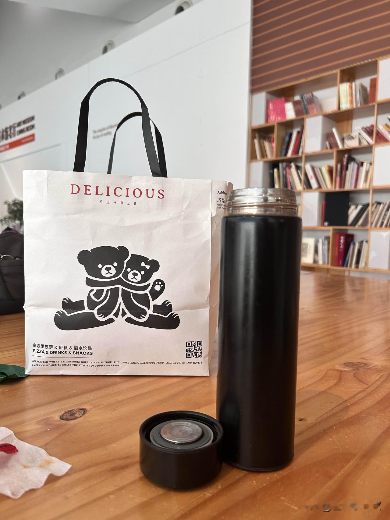好人难做！

今天与老朋友相约省美术馆，逛完了我们在二楼的阅览区坐下，吃着带去的