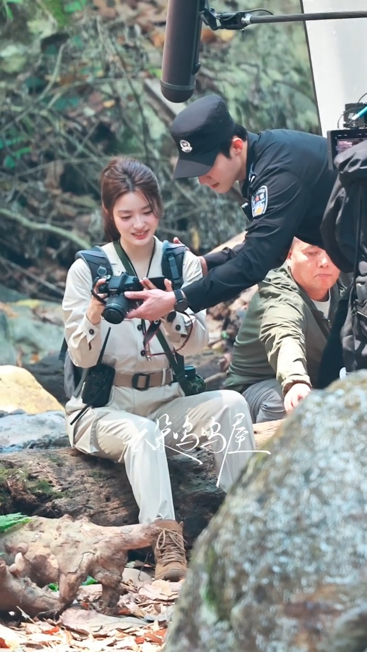 这个《明川有知夏》大事很妙啊啊啊！！单膝下蹲系鞋带这个厉警官别太会了黄景瑜给徐若