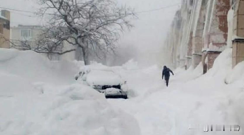 俄罗斯遭暴风雪袭击，积雪堆到约两层楼高，至少两个市民被屋顶滑落的积雪压死。