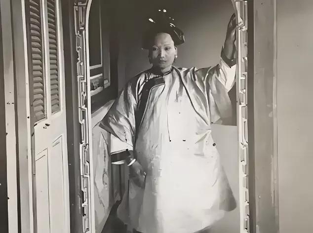 九岁还在吃奶的皇帝，乳娘被拖出宫门时脚上没穿鞋，溥仪九岁那年，还在含着乳娘王焦氏