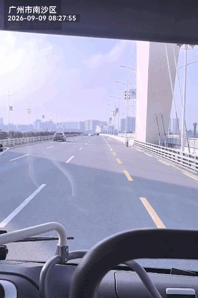 这电动车开上桥梁主路了，隔离栏旁边的小路才是电鸡该走的路吧？
还是这座大桥没有非