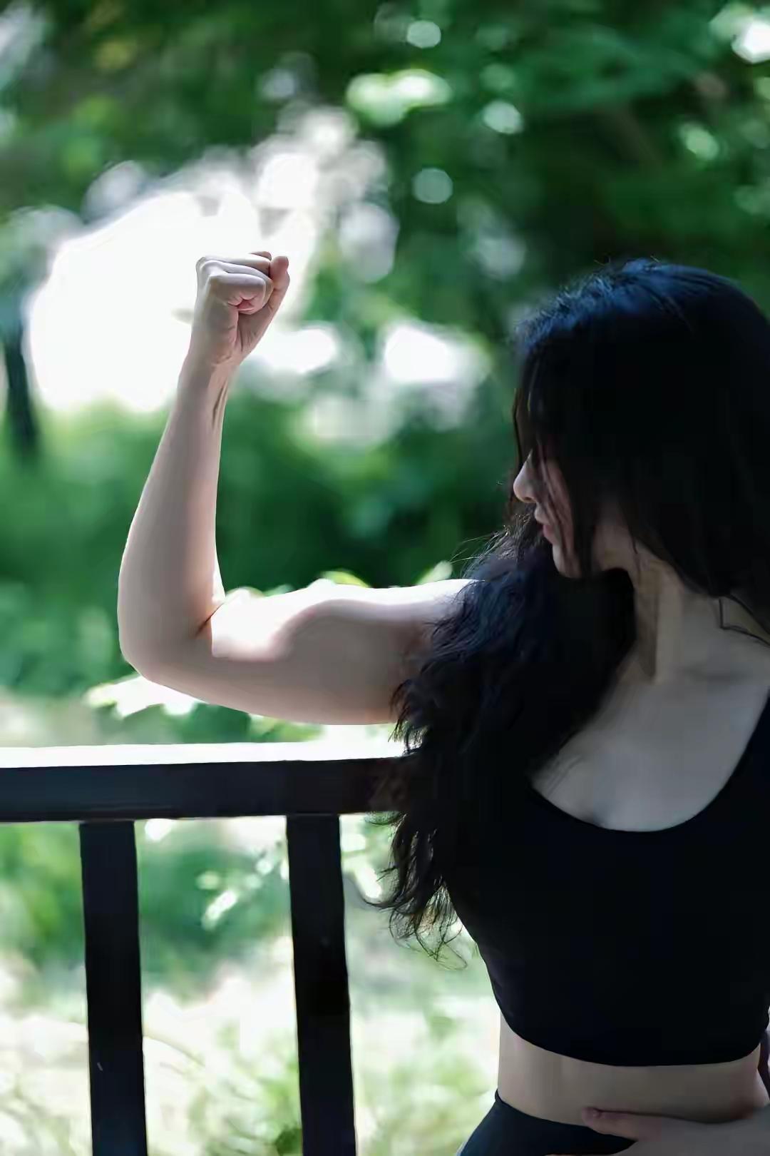 阳光下的少女，挥拳迎风，活力满满！🌞💪👩‍🦰美少女美景分享