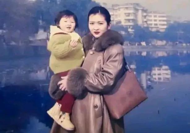 吴艳妮妈妈的气质和优雅要远比女儿强了不少！

图中的吴妈妈穿着时髦得体，据说她以
