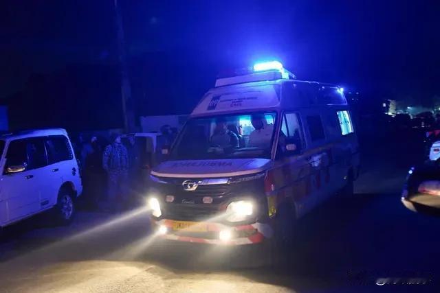 快看！国际时事头条消息！
印度警察局发生爆炸致7人死亡 取证人员等在保管涉恐物品