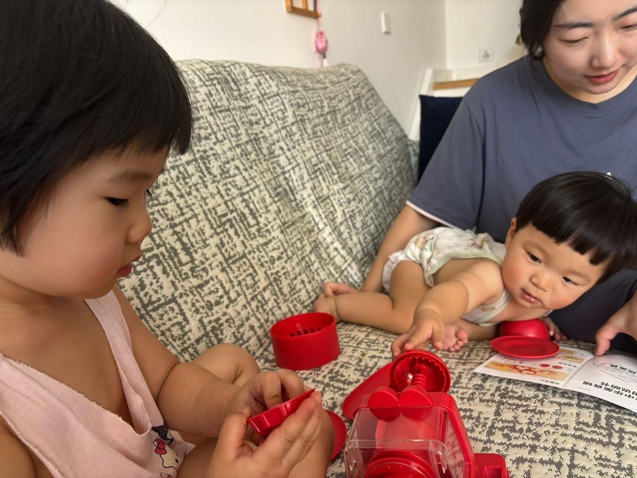 妈妈和宝宝一起玩耍，温馨亲子时光