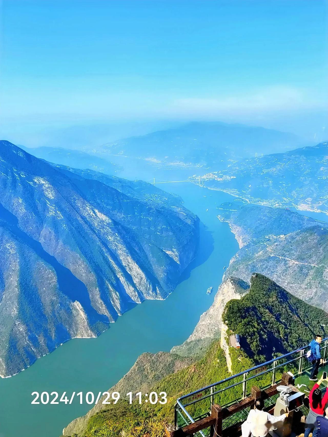自驾游～登上三峡之巅，俯瞰夔门与长江瞿塘峡美景
（手机随拍）
#看尽所有的风景#