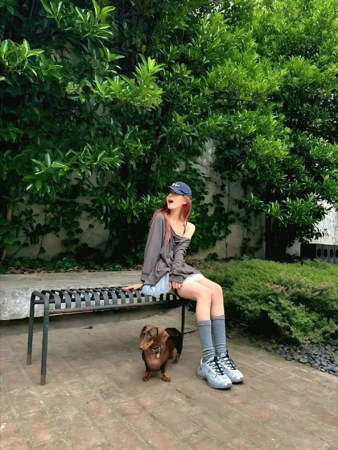 赵露思以一袭独特造型惊艳出镜。身穿宽松落肩上衣，宽松的版型自然垂落，带着一种不经