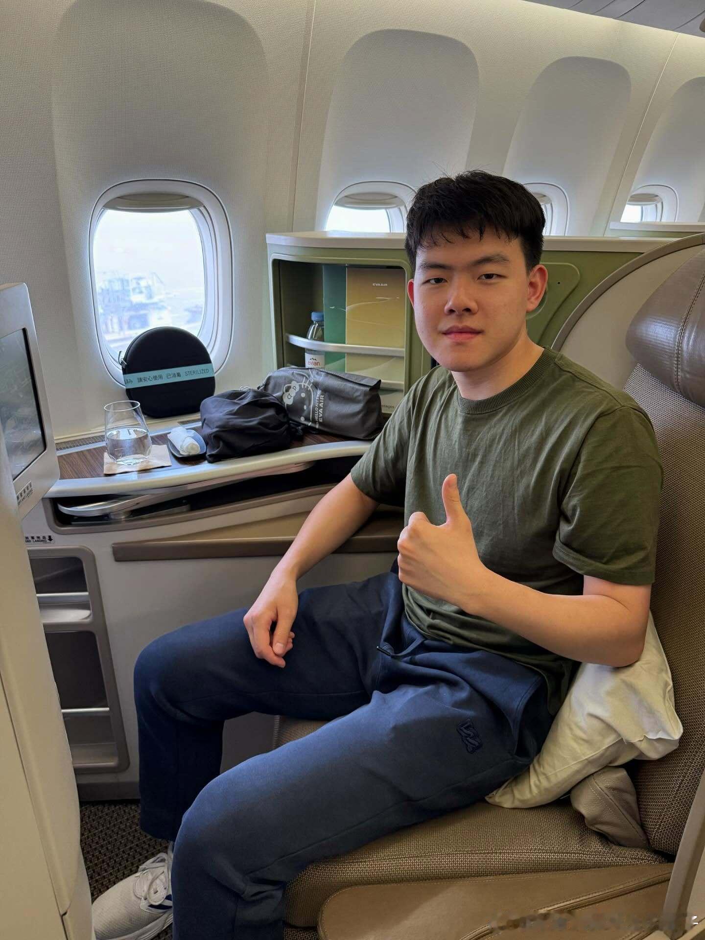 因为养伤许久未见的高承睿出发参赛，可能要从德甲开始慢慢复出 