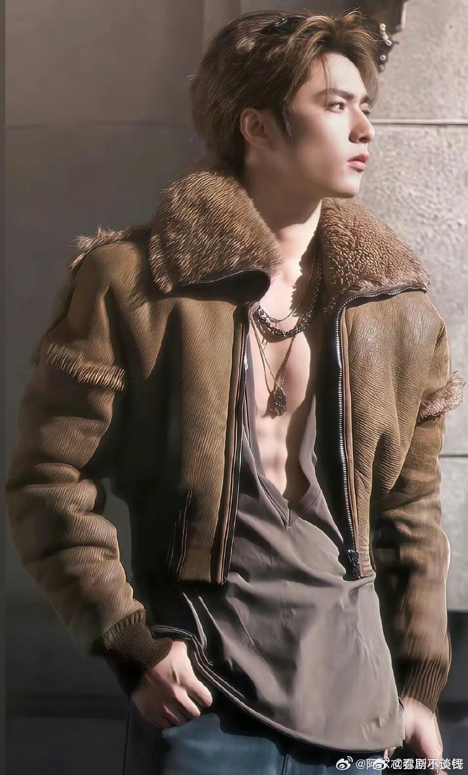 刘耀文自曝一个月减了10斤胸肌 腹肌 直角肩该有的都有，刘耀文的身材太绝了，男人