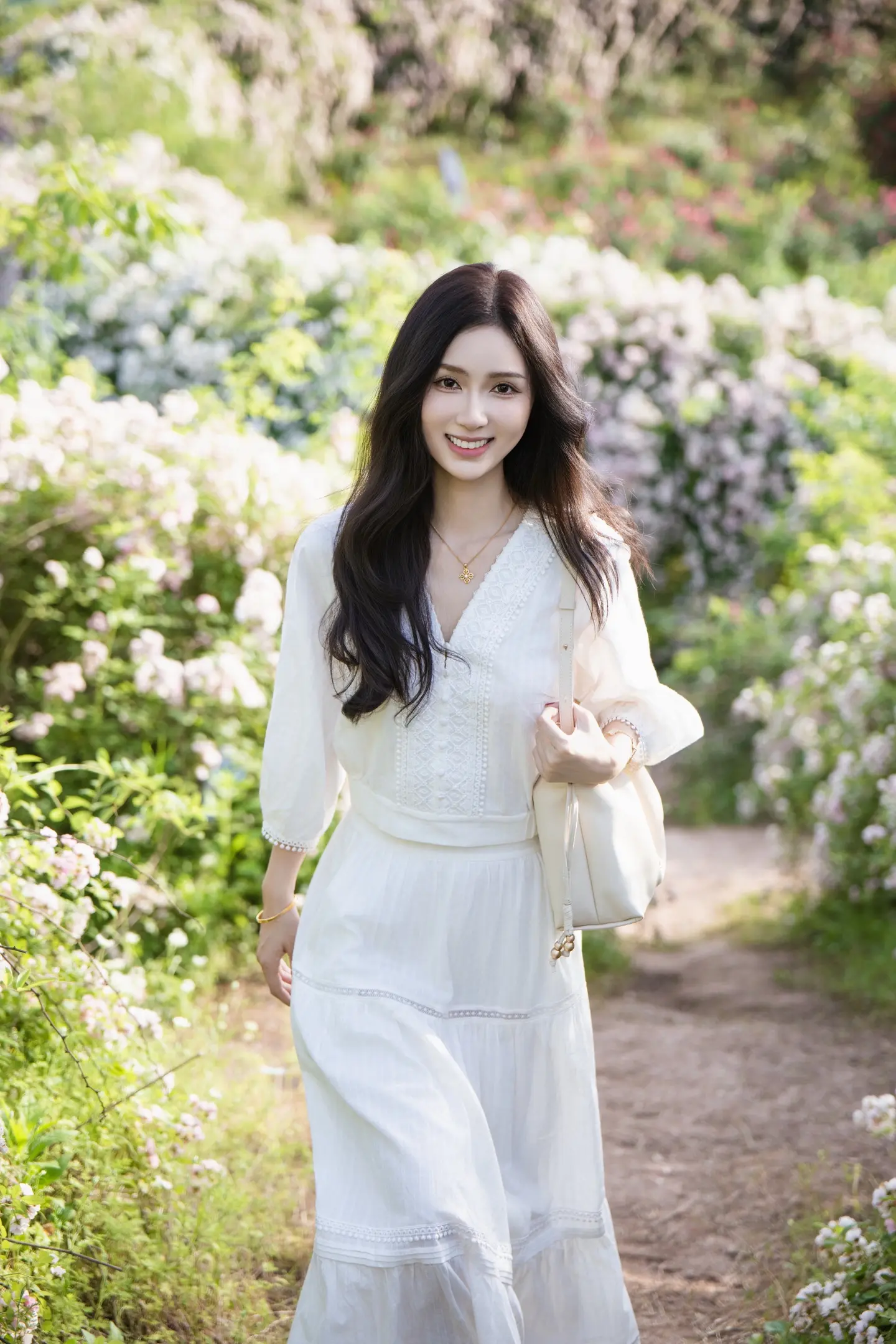 你微微一笑 蝴蝶为你倾倒。