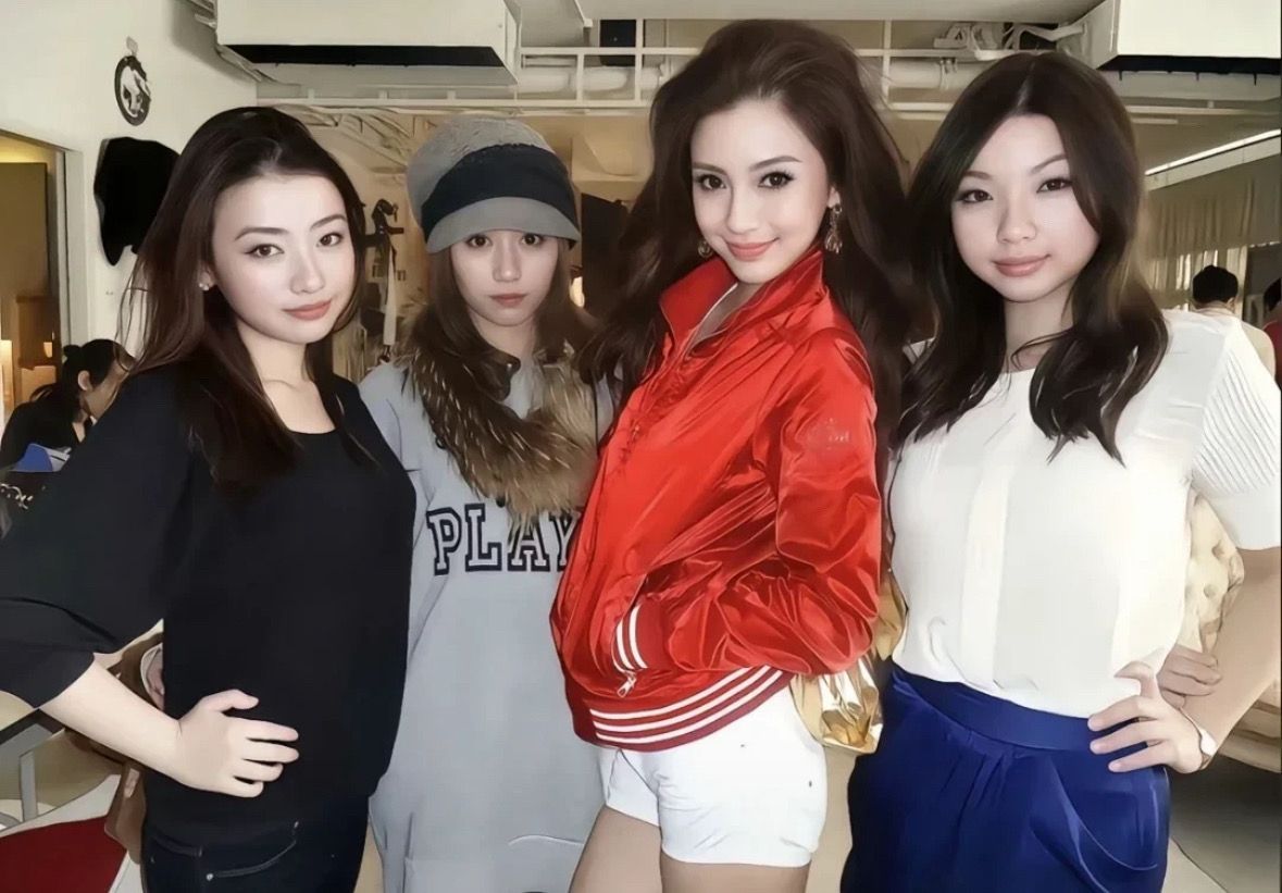以前夸人都喜欢用“神气”这个词 早期ab就是代表 大家都很美 但只有她是五官上扬