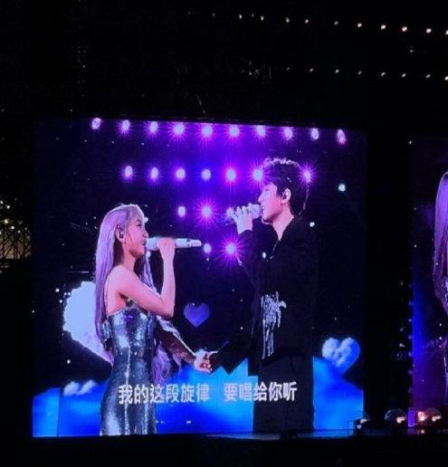 王俊凯助阵蔡依林演唱会，怎么还牵上手了呢，这画面好甜啊，小凯你的嘴角比AK还难压