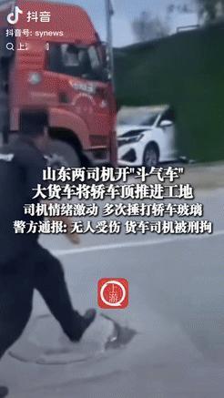 “冲动是魔鬼！”7月1日山东青岛，一大货车逆行，见对向有车过来后，便主动让出可通