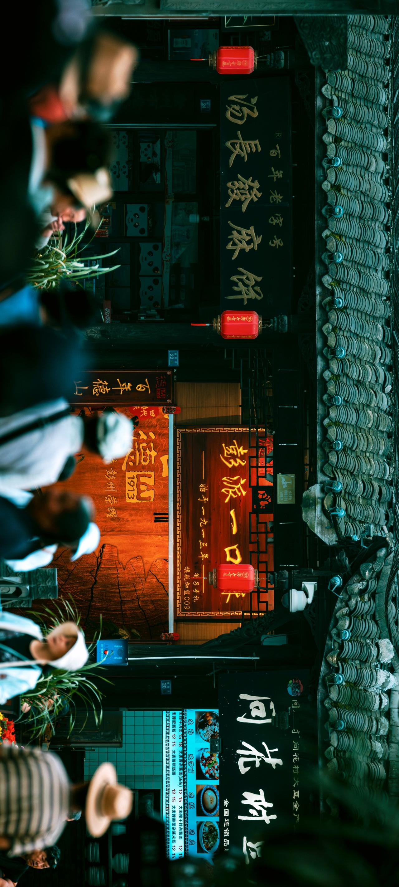 古镇，青瓦飞檐藏着岁月沉淀的古韵，红灯摇曳晕染着人间烟火。在雕梁与市井交融处，寻