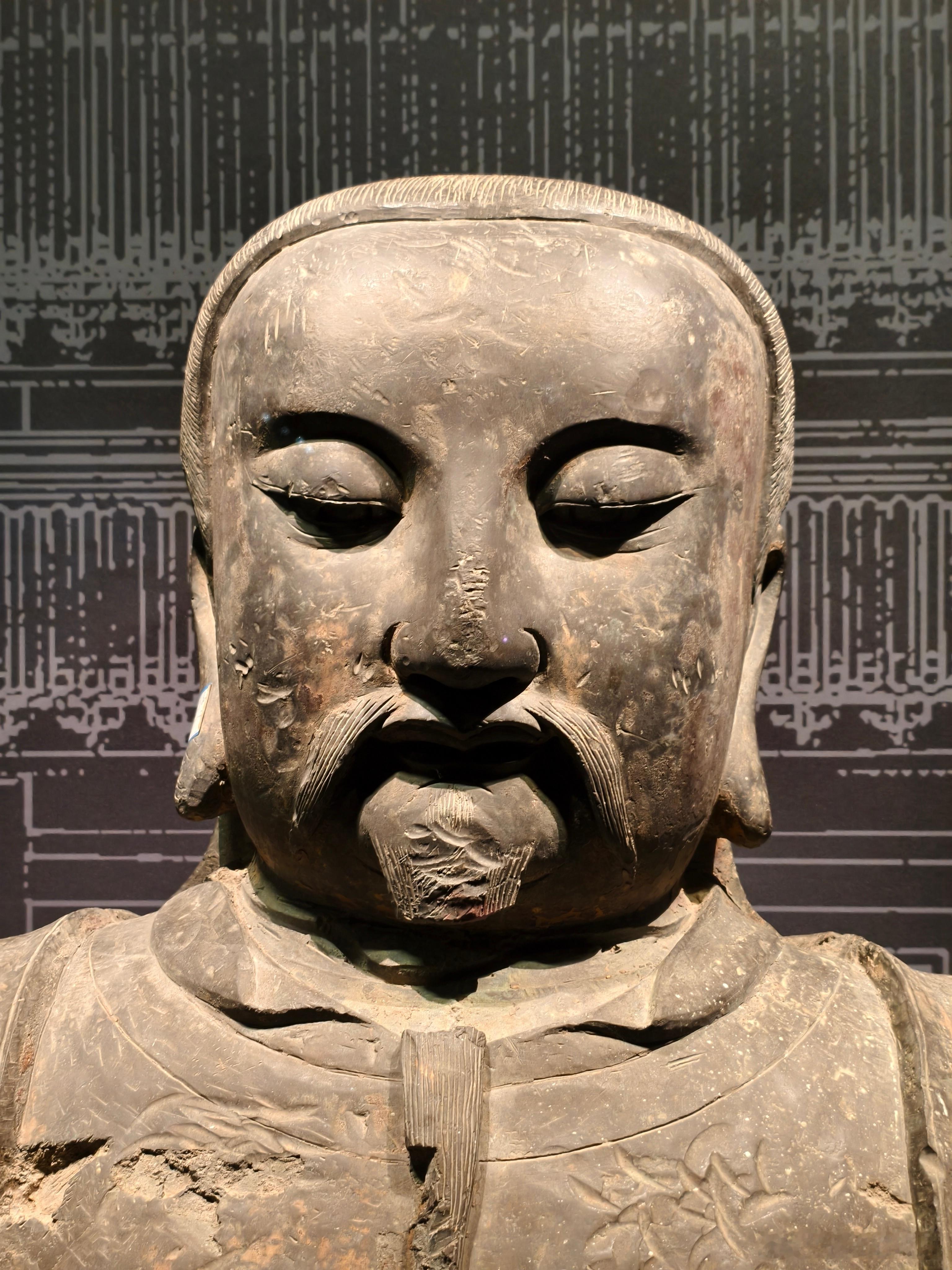 明代 真武大帝 铜半身像湖北博物馆肩头盘着五爪龙，“露出龙脚”了 ​​​