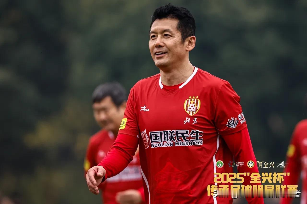 老甲A在成都把旧相册翻开，熟悉的面孔在绿茵场上的风驰电掣。那些被汗水浸透的球衣号