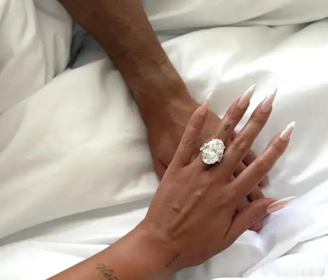 C罗送给乔治娜15克拉巨钻求婚，乔妹晒700万钻戒说：生生世世！看起来就是好沉呀