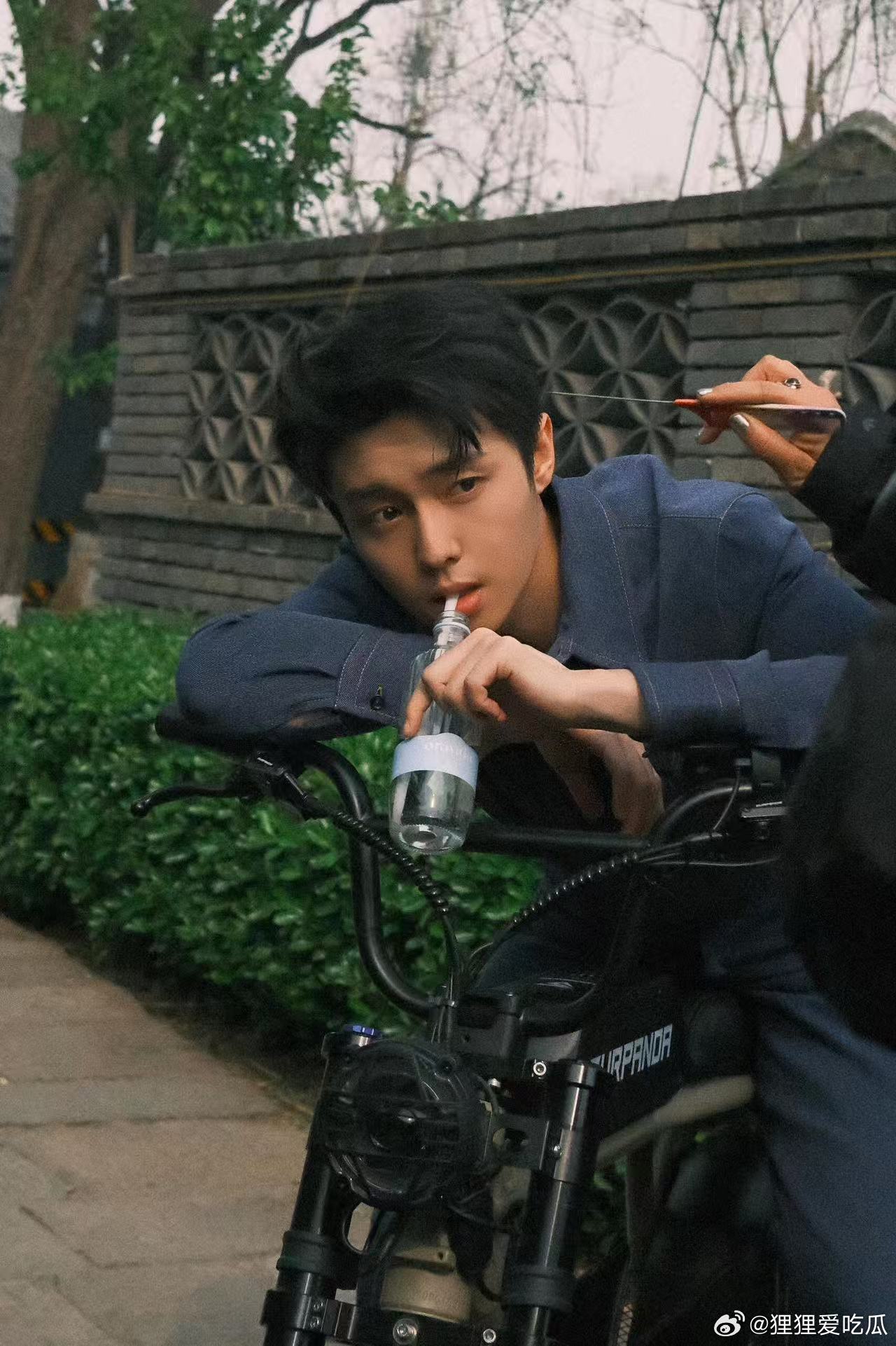 翟子路在松弛这一块是宗师级别的当别人都在用力凹造型证明自己很Chill时，翟子路