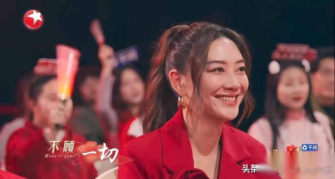最近听了多个版本的《街角的晚风》，但最喜欢的还是陈小春这个版本。 记得第一次听的