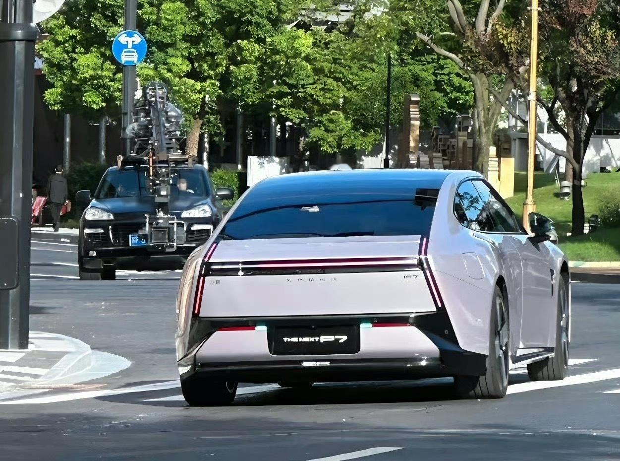 全新P7路跑被曝光，但我发现拍摄车更有意思，卡宴957？ ​​​