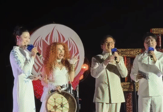成龙用6国语言向67国友人问好72岁的成龙大哥真的永远不让人失望！水幕里走出来配