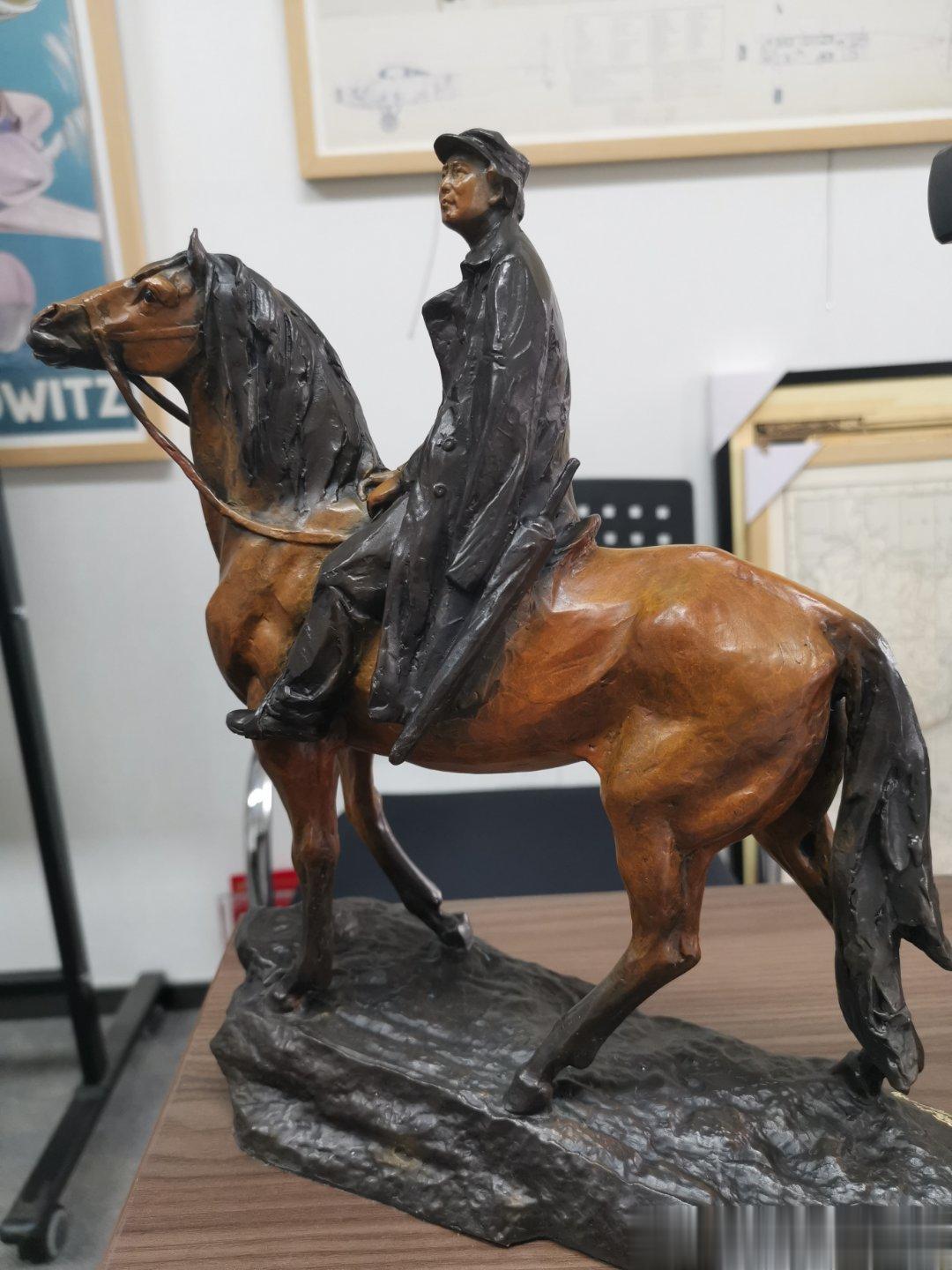 铜雕作品《长征-1936》，郑宝成老师作品，非常喜欢，爱不释手。作品表现了长征途