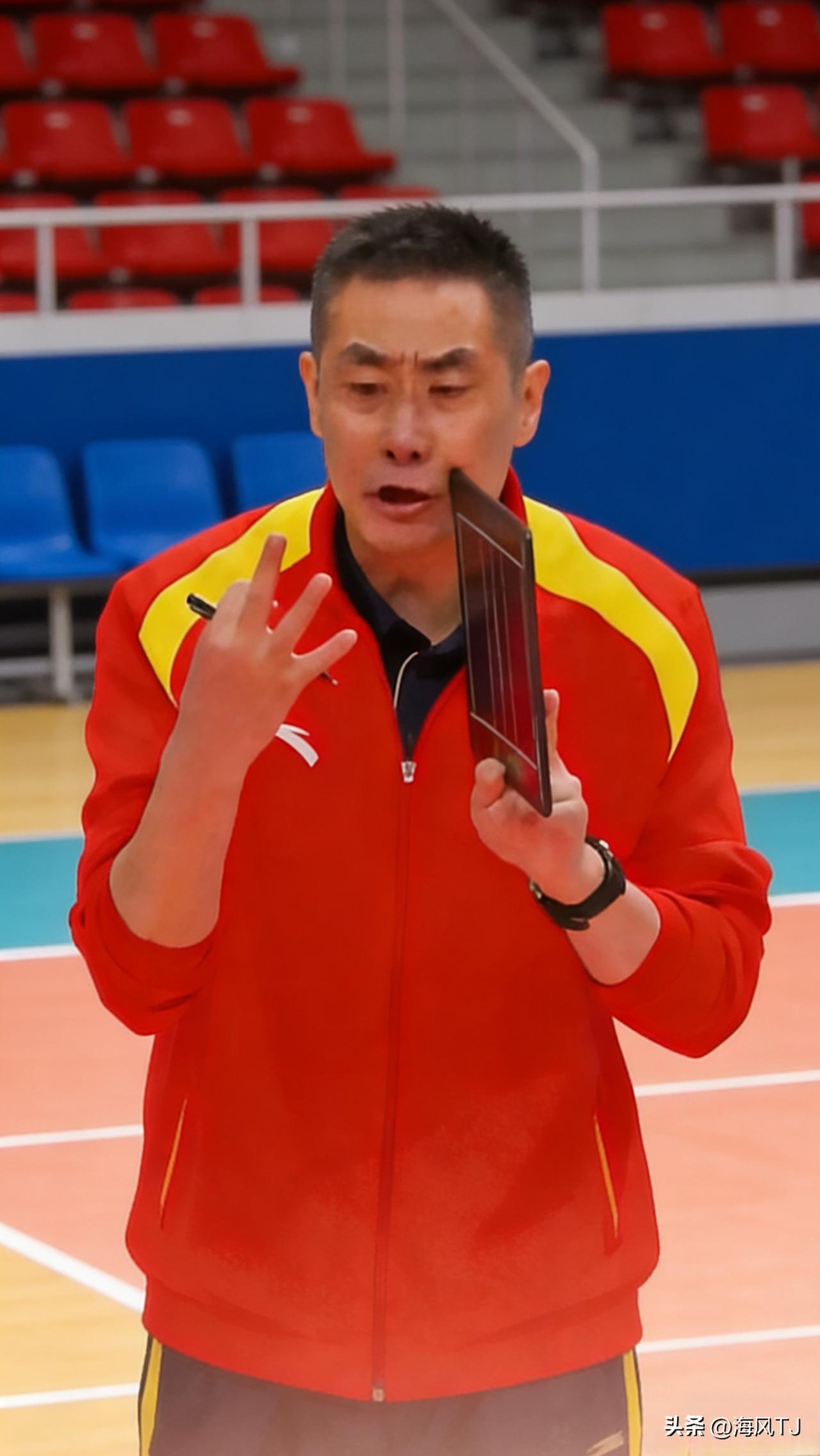 天津女排主教练陈方的轨迹
        他代理主教练率领着替补队员参加了全国锦