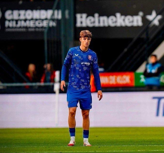 每体：鲁伊·尼斯塔德非常渴望加盟巴塞罗那足球俱乐部，并对这笔转会感到兴奋。 然而