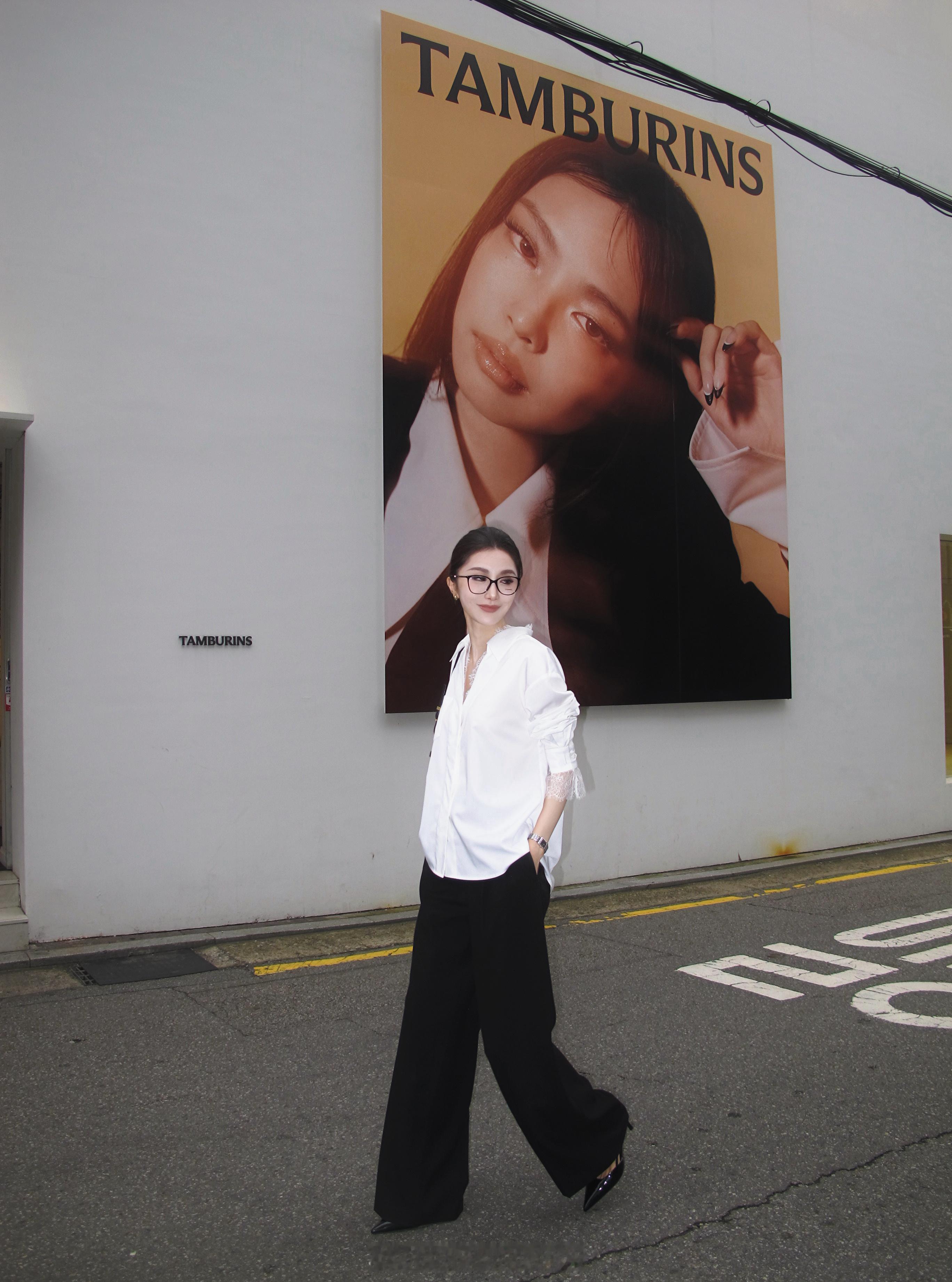 人总会在不同阶段，反复爱上白衬衫。 ​​​