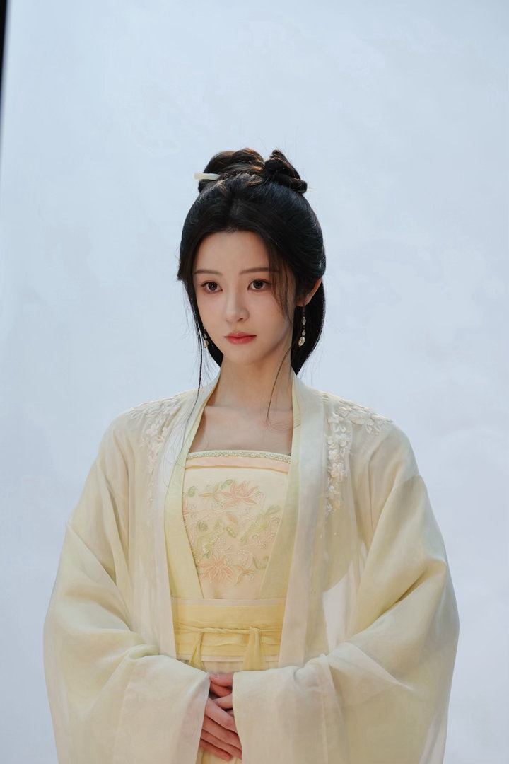 饶嘉迪玉笙帷月鳞绮纪新人演员饶嘉迪一出场就眼前一亮，颜值清灵有辨识度，把玉笙帷演