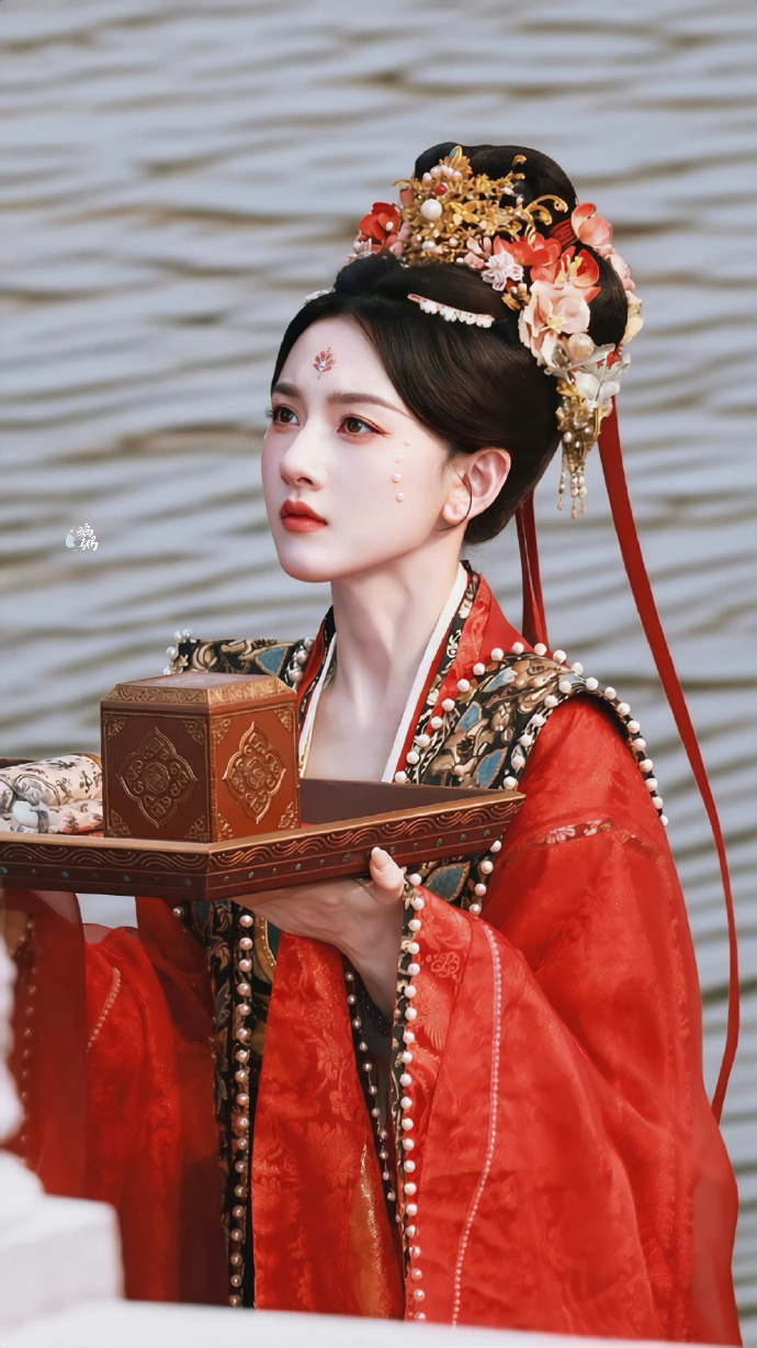 宋祖儿司宫令妆造获赞 能不赞吗姐妹们 今天才发现宋祖儿和大红色的妆造这么适配以后