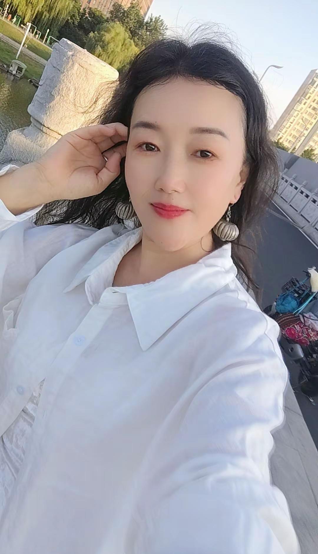 白衫清新风 日常穿搭的户外表达