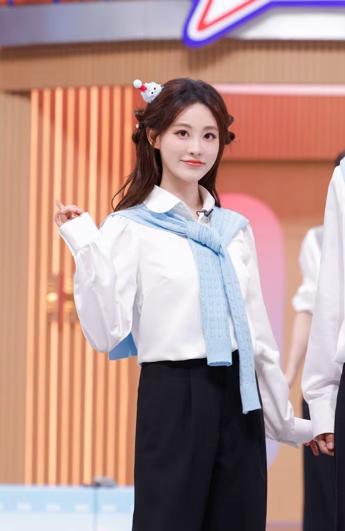 祝绪丹今晚好六街见 祝绪丹今晚好六街见，白衬衫造型清爽十足，和祝绪丹一起迎接春天