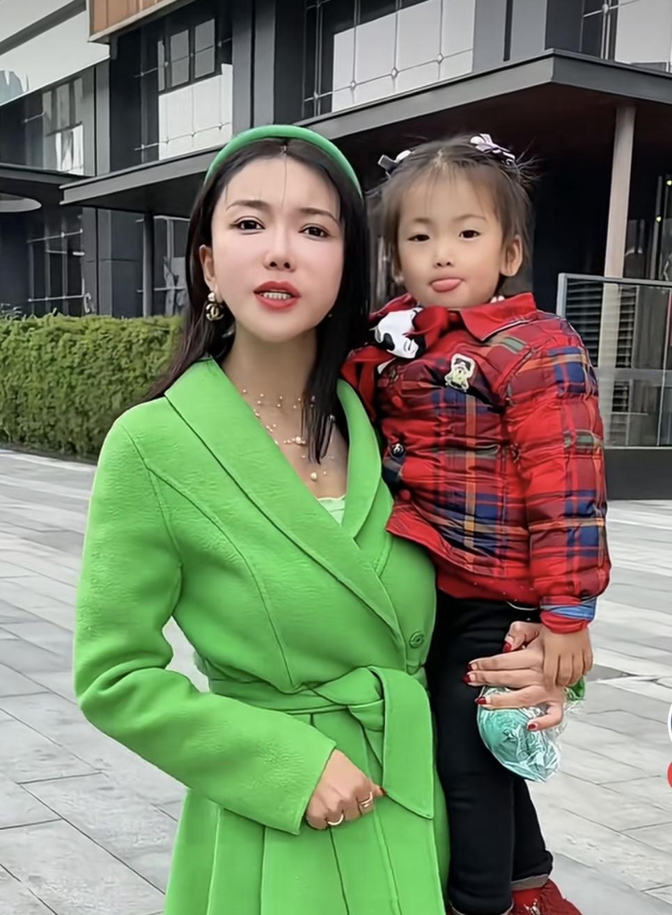 龚玥菲玩得真好，三亚过大年，每天抽几分钟喊话庞麦郎发到网上赚流量，可谓是一边消费