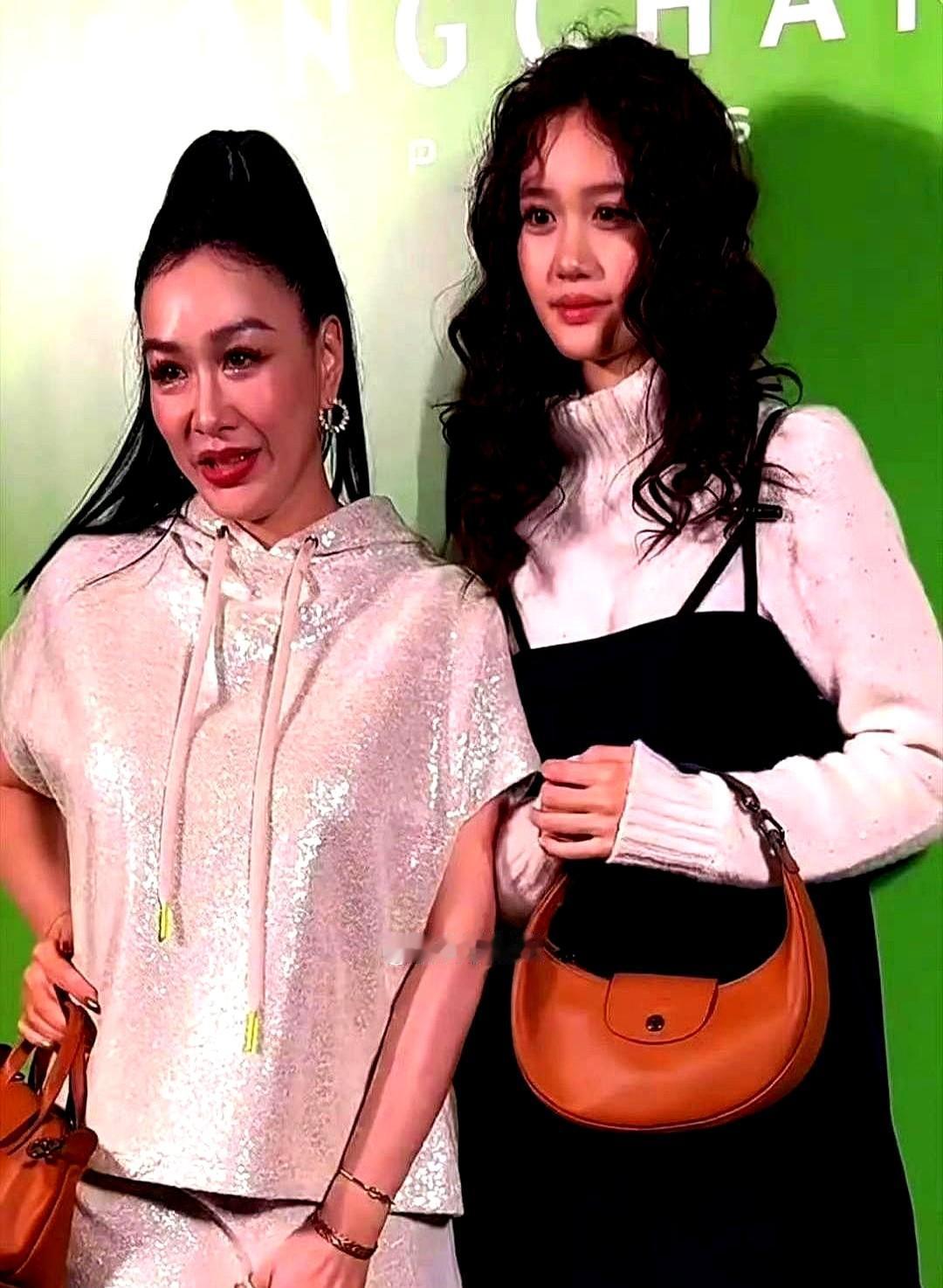 钟丽缇55岁还能打水仗，不是靠医美，是靠每天早上六点跳进泳池。
不靠毅力硬撑，是