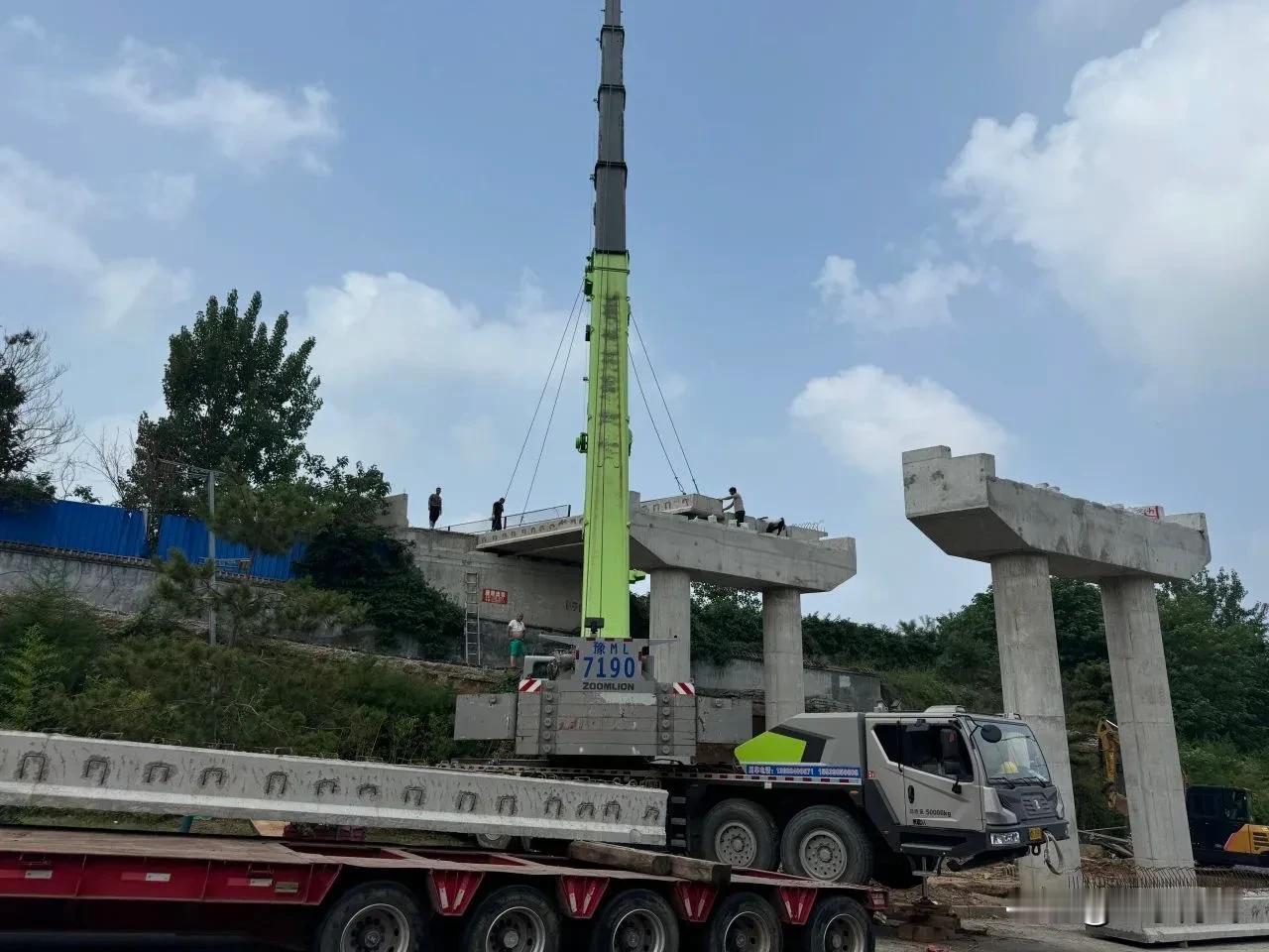 南山大道改扩建项目控制性项目车行天桥预制梁板架设今日圆满完成。
该项目位于三门峡