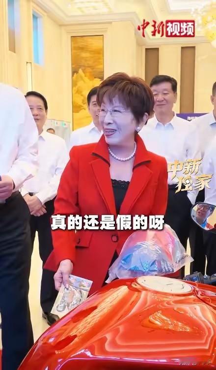 又一个来蹭热点的……
腿短就不要想着骑摩托，没有人给你生产迷你版。
洪秀柱到访张