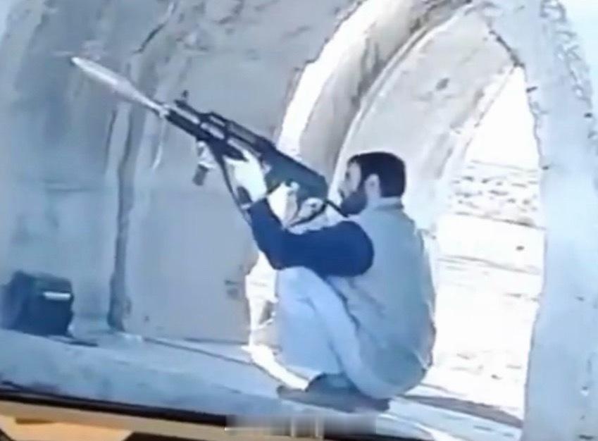 波斯的奇思妙想：40火是40mm枪挂榴弹也是40mm如果把RPG-7发射器截短挂