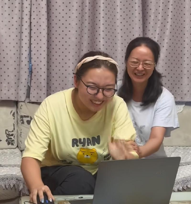 高考查分成绩被屏蔽，母女俩表情神同步！

我是“高等教育文摘”，深耕教育学、心理