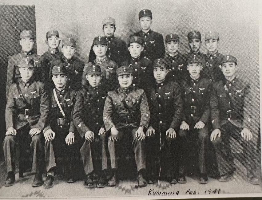 抗战空战回忆:伊15苦斗三架日军零式战机
有一回，日军飞机来袭昆明机场，霍克式战