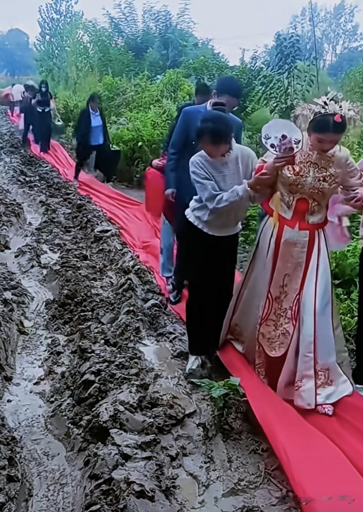 高德找不到的地方被爱情找到了
当年小日子都找不到的地方被你找到了
泥泞的路面坑坑