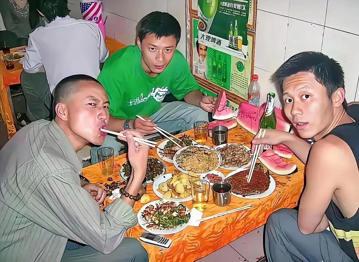 三人8个菜，哥儿几个小日子过的不错啊！

挺有纪念意义的一张合影，李晨、段奕宏和