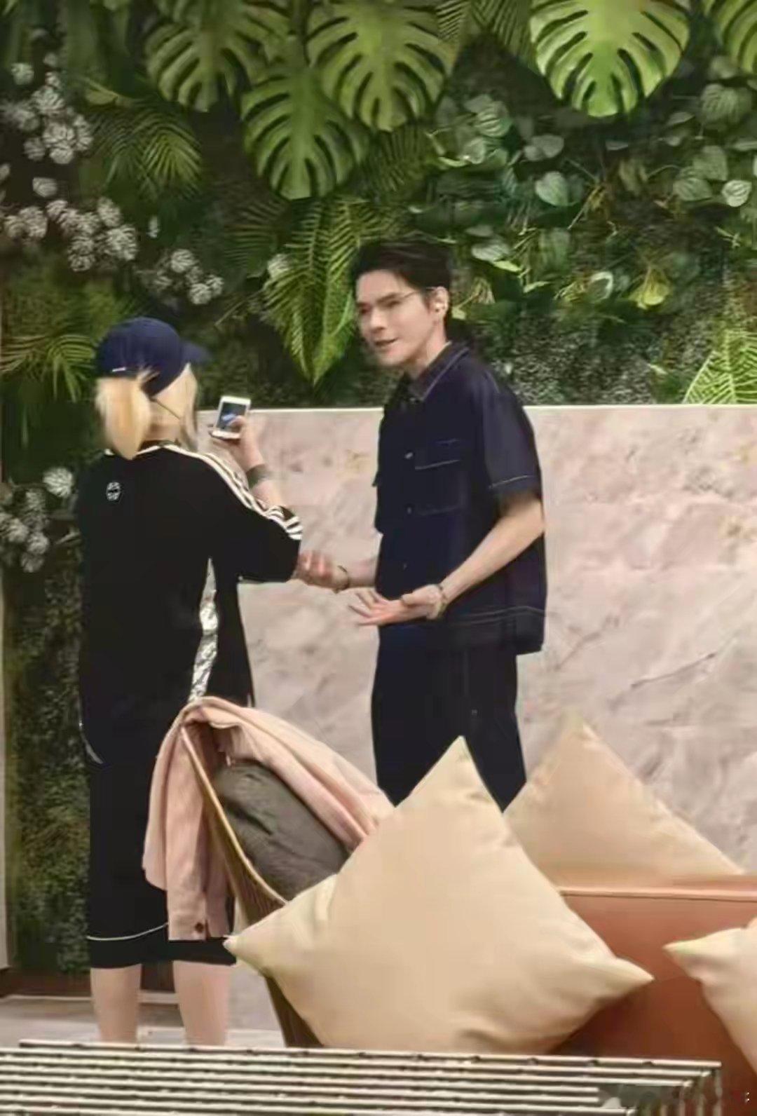 郭碧婷带娘家人云南度假，向佐也去了本人很帅，但身高不像有183 