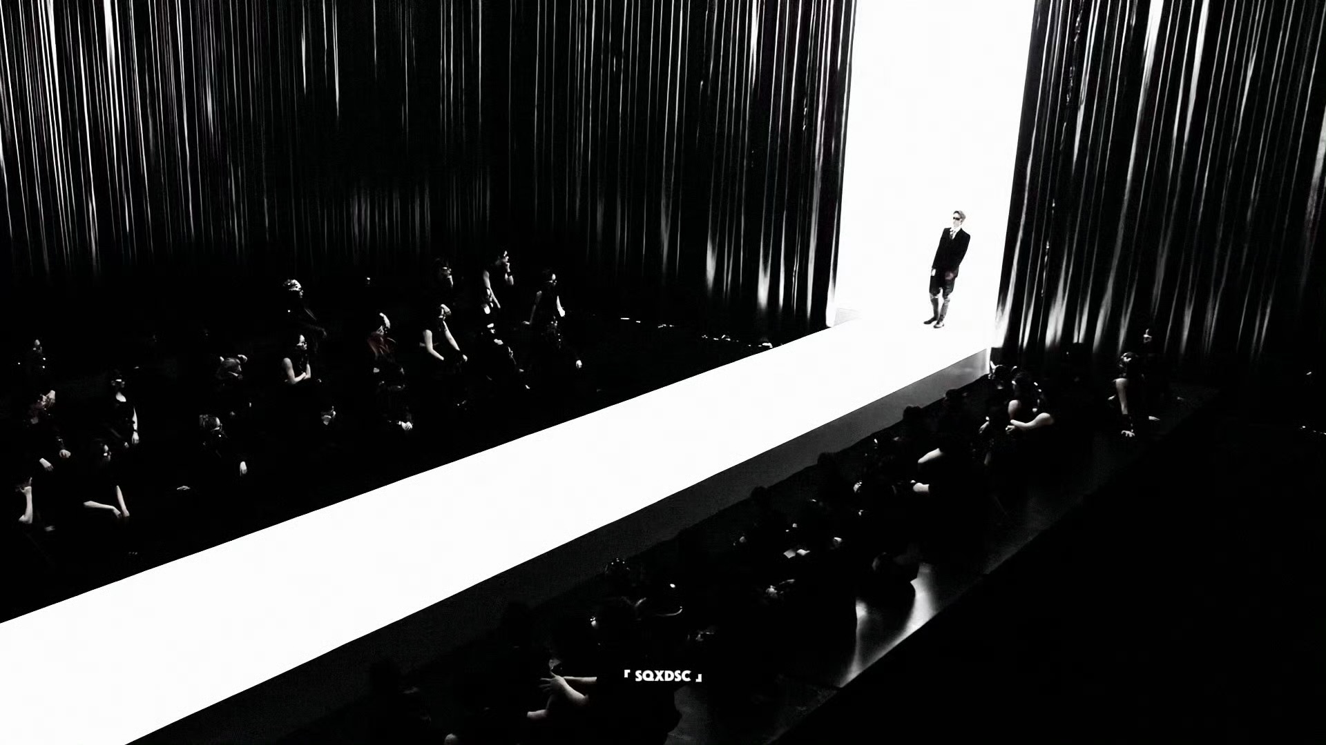 刘耀文把秀场搬进MV等待一个小男孩闪耀巴黎闪耀米兰闪耀时装周..我一直在等刘耀文