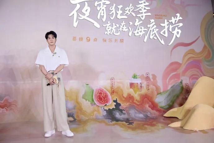 今日份“甩面担当”上线！曾舜晞化身海底捞夏日代言人，一手甩面绝技帅到犯规～ 面条